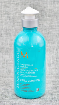 Moroccan Oil Smoothing Lotion, An enriched styling cream that conditions hair while controlling frizz, increasing manageability, and providing flexible hold and definition. Reduces breakage by 72%.This nourishing yet lightweight styling cream tames frizz and flyaways for all-day smoothness and definition.