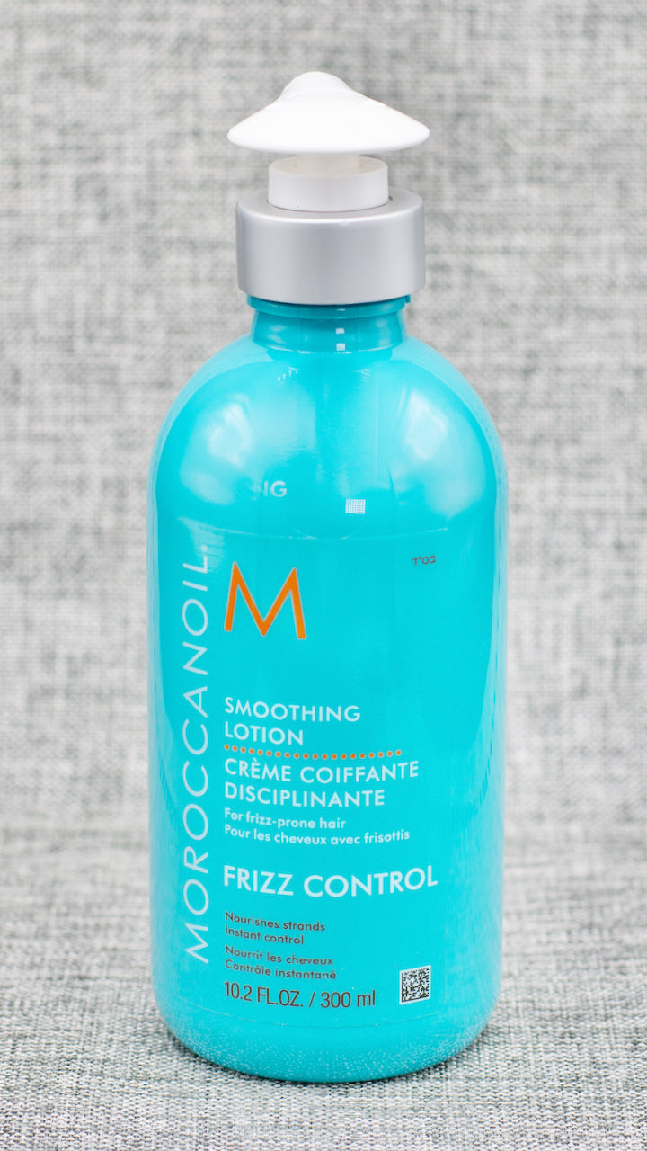 Moroccan Oil Smoothing Lotion, An enriched styling cream that conditions hair while controlling frizz, increasing manageability, and providing flexible hold and definition. Reduces breakage by 72%.This nourishing yet lightweight styling cream tames frizz and flyaways for all-day smoothness and definition.