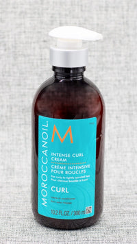 For natural curls and waves that look shiny, shapely and beautifully refreshed, Moroccanoil® Intense Curl Cream is a leave-in conditioner that moisturizes and fights stubborn frizz without stickiness. Infused with nourishing argan oil and vitamins to keep wavy and curly hair looking hydrated and touchably soft all day.