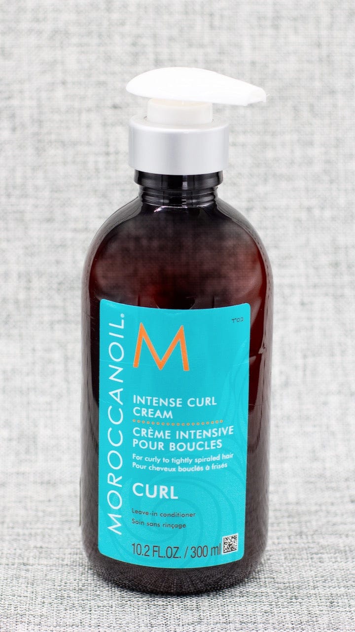 For natural curls and waves that look shiny, shapely and beautifully refreshed, Moroccanoil® Intense Curl Cream is a leave-in conditioner that moisturizes and fights stubborn frizz without stickiness. Infused with nourishing argan oil and vitamins to keep wavy and curly hair looking hydrated and touchably soft all day.