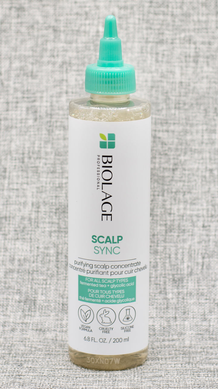 Biolage Scalp Sync Purifying Scalp Concentrate is a gentle pre-shampoo treatment that exfoliates and clarifies the scalp from buildup, excess oil, impurities and dead skin after one use. Infused with glycolic acid and fermented tea, this pre-shampoo is ideal for all scalp types.